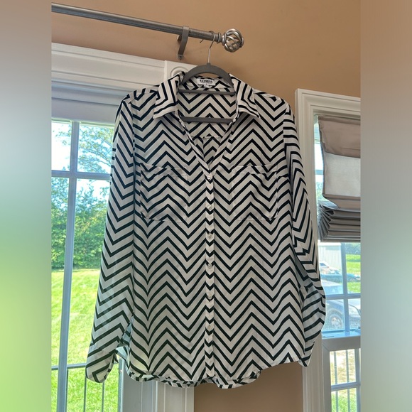 Express Black and White Chevron Women's Button Down Shirt - Picture 1 of 5